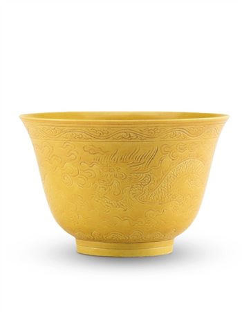 Tazzina in porcellana gialla decorata con draghi incisi all’esterno e gru all’i