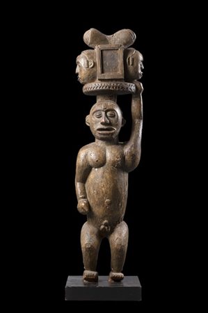 Arte Africana 
Grande scultura in legno raffigurante un personaggio con idoli i