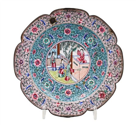 Piatto a profilo mistilineo in rame con smalti policromi a motivi floreali e fi