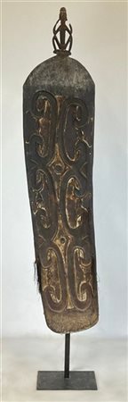Scudo da guerra in legno inciso e dipinto. Papua Nuova Guinea, secolo XIX (h. c