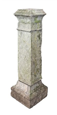 Piedistallo in marmo con base e capitello modanati (h cm 130) (difetti e mancan