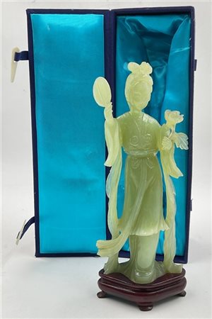 Figura femminile in serpentino sorreggente un fiore ed uno specchi. 
Cina, seco