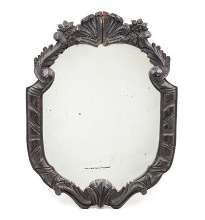 Specchiera di forma sagomata con cornice in legno intagliato a volute ed elemen