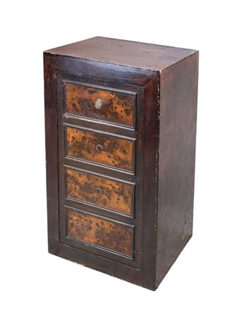 Cassaforte in ferro e altri materiali verniciato a finto legno con fronte ad un