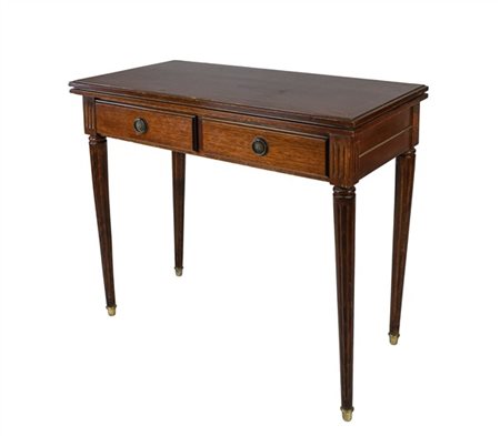 Tavolino da gioco in mogano con due cassetti nella fascia, piano ribaltabile co