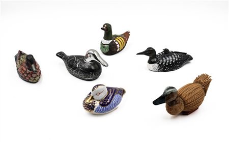 Cartone contenente numerose anatre souvenir di materiali, fatture, dimensioni e