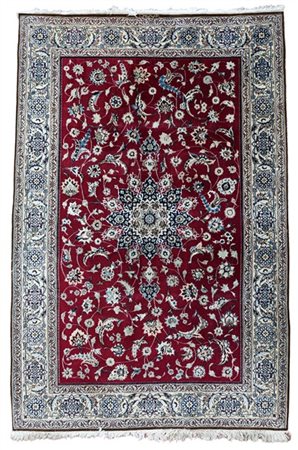 Tappeto Nain, Persia, secolo XX. Decoro con medaglione stellare con puntali su