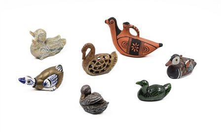 Scatola contenente numerose anatre souvenir in miniatura di manifatture differe