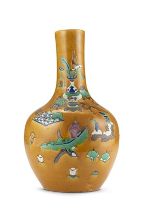 Vaso in porcellana policroma a fondo
giallo dalla forma tianqiuping decorato co