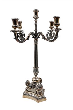 Candelabro a cinque fiamme in metallo argentato con fusto scanalato su tripode