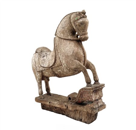 Cavallo in legno scolpito su base squadrata, probabilmente finale di un intagli