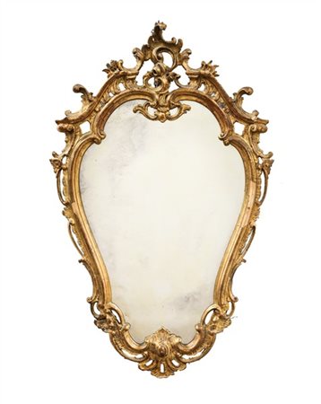 Specchiera con cornice in legno intagliato, traforato e dorato a volute contrap