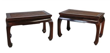 Coppia di tavolini in legno con piano in cannettillè. Cina, secolo XX (cm 79x51