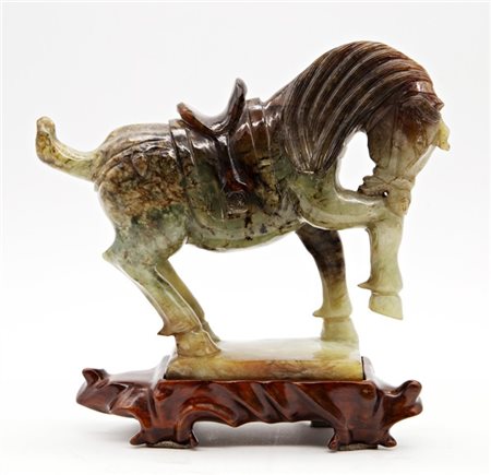 Cavallo in pietra dura
Cina, secolo XX 
(L. cm 17) su base in legno (difetti)
