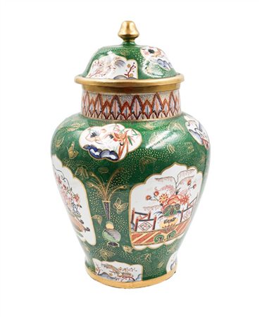 Manifattura del secolo XX. Potiche con coperchio in porcellana decorata in poli