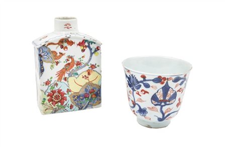 Manifatture del secolo XVIII. Lotto composto da un portatè in porcellana decora