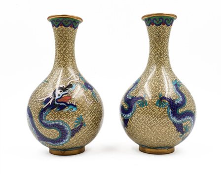 Coppia di piccoli vasi piriformi in metallo cloisonné decorati da draghi. Cina,