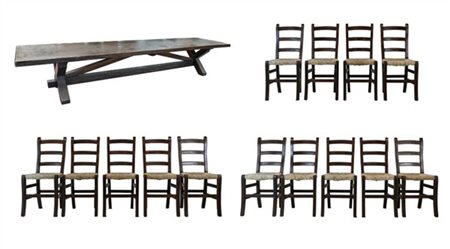 Lotto composto da un grande tavolo da taverna in legno con gambe e traverse squ