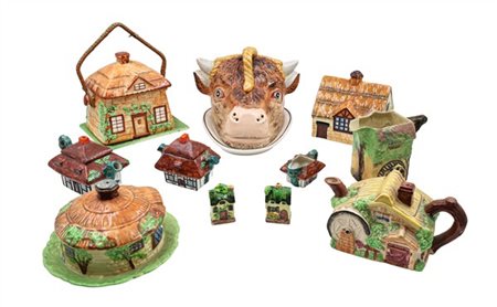 Manifatture inglesi, secolo XX. Gruppo di contenitori in ceramica policroma fig