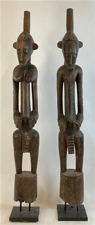 Arte Africana. Due figure Dogon in legno intagliato, su basi (h. tot cm 141) (d