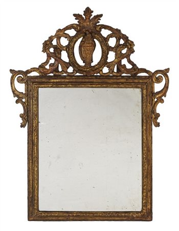 Specchiera in legno intagliato e dorato di forma rettangolare con cimasa a volu