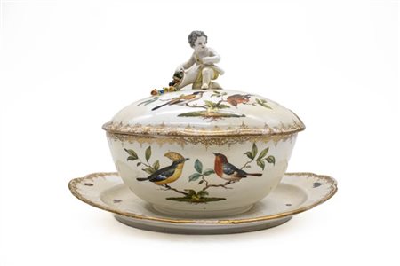 Manifattura di Meissen, secolo XIX. Salsiera di forma ovale con base a vassoio