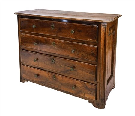 Cassettone scantonato in noce, quattro cassetti sul fronte, piedi a mensola. Se