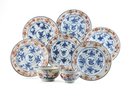 Lotto composto da sei piatti e due ciotole in porcellana con decoro floreale po