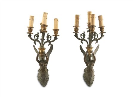 Coppia di applique a quattro luci in bronzo brunito e dorato con sostegno a bus