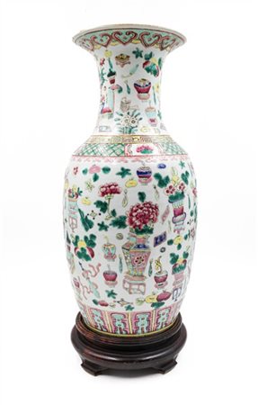 Vaso in porcellana policroma Famiglia Rosa decorato con oggetti, vasi di fiori