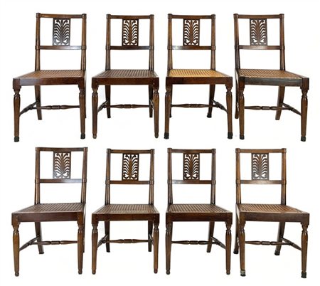 Gruppo di otto sedie in noce con schienale a giorno centrato da cartella a palm