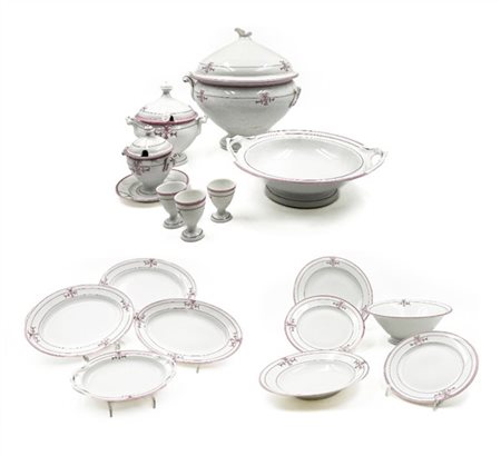 Manifattura di inizio secolo XX. Servizio da tavola in porcellana con profili e