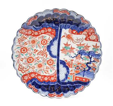 Piatto in porcellana policroma Imari decorato a dorature, paesaggi e motivi sti