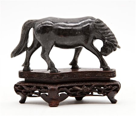 Piccolo cavallo in pietra dura nera
Cina, secolo XX 
(L. cm 9) su base in legno