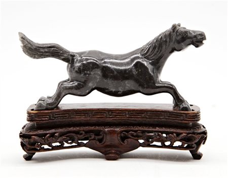 Piccolo cavallo in pietra dura nera
Cina, secolo XX 
(L. cm 9) su base in legno