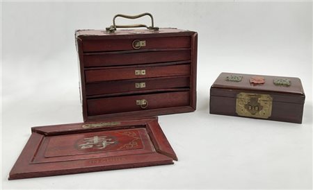 Lotto composto da Set di Mahijon in legno diviso in cassetti con fishes in osso