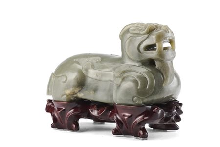 Animale fantastico accucciato in giada celadon, su base in legno
Cina, secolo X