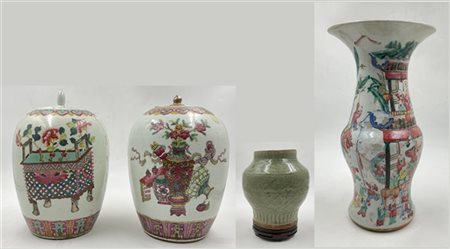 Lotto composto da due potiches con coperchi e un vaso a tromba in porcellana po