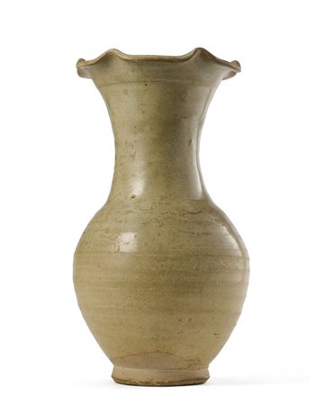 Vaso in ceramica con invetriatura nei toni del grigio. 
Cina, probabile dinasti