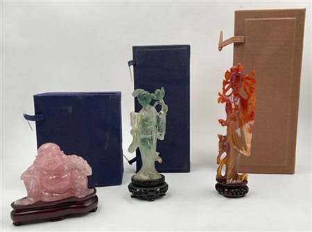 Lotto composto da due figure femminili con fiori di loto in fluorite e corniola