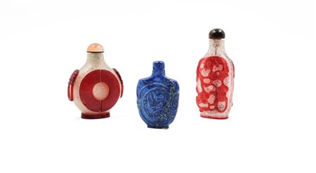 Lotto composto da due snuff bottle in vetro ed una in pietra dura blu.
Cina, se