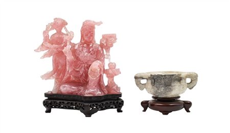 Lotto composto da un gruppo scultoreo con divinità seduta e figura femminile st