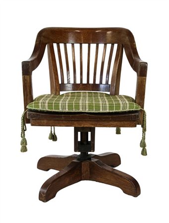 Poltrona girevole in rovere con schienale a listelli e base a quattro piedi (di