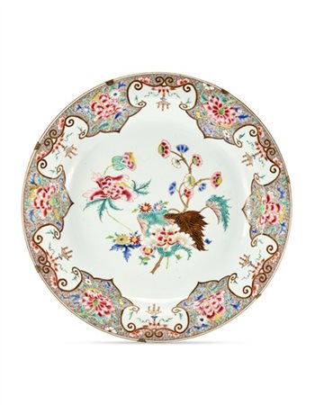 Piatto in porcellana policroma Famiglia Rosa decorato con motivi floreali 
Cina