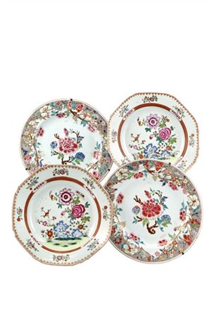 Quattro piatti in porcellana policroma Famiglia Rosa decorati a motivi floreali