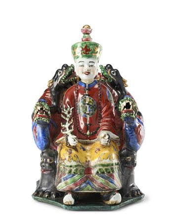 Scultura in porcellana policroma raffigurante imperatore assiso su un trono.
Ci