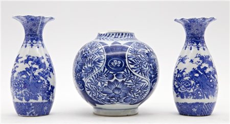 Lotto di due vasetti in porcellana bianca e blu a fiori. Giappone, secolo XX un