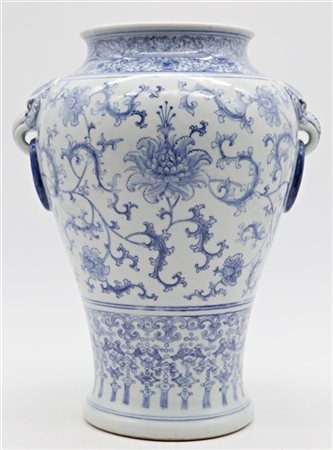 Vaso in porcellana bianco e blu decorato con fiori di loto. Cina, secolo XX (h