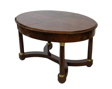 Tavolo allungabile di forma ovale impiallacciato in mogano e piuma di mogano, g