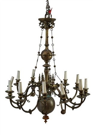 Lampadario in bronzo a dodici luci con bracci a voluta e sostegno tornito con s